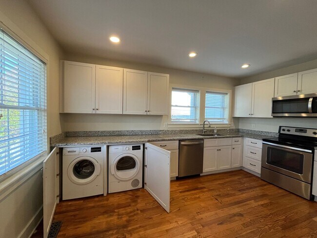 Foto del edificio - Pet Friendly Home with Fenced Yard in Sylvan Park, 3 Bedrooms/ 1 Bath, Minutes to the Greenway