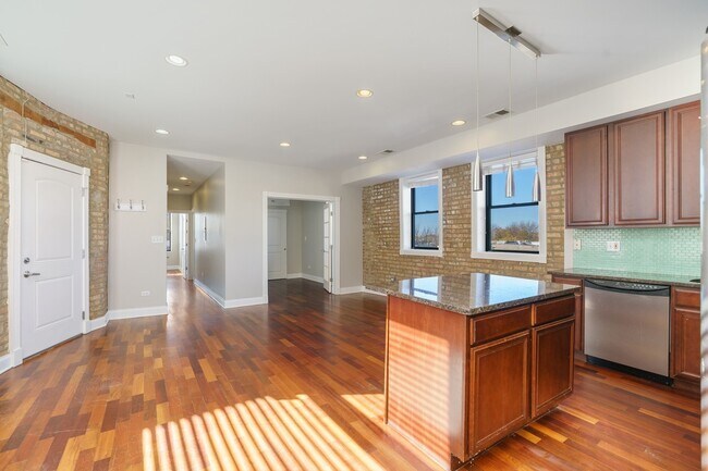 Building Photo - 6414 N Hoyne Ave