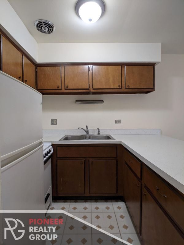 Building Photo - 660 W Wrightwood Ave