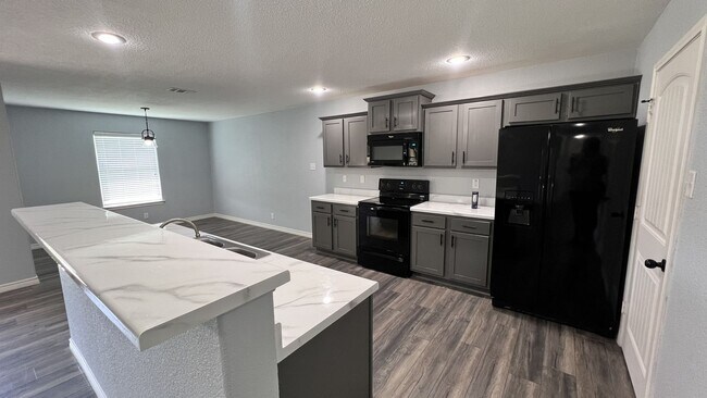 Foto del edificio - Move In Ready 4 Bedroom Home in Goodnight Ranch with Solar Panels!