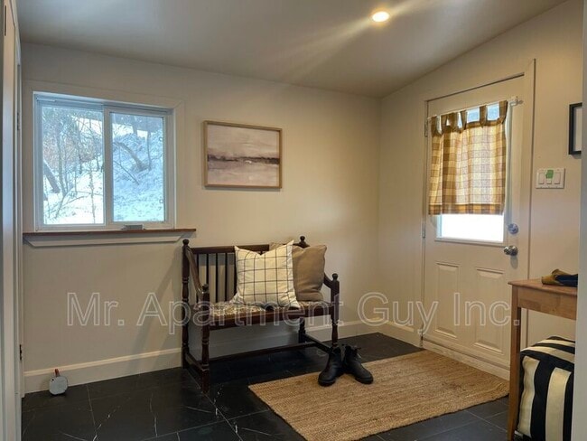 Building Photo - 91 Main St W