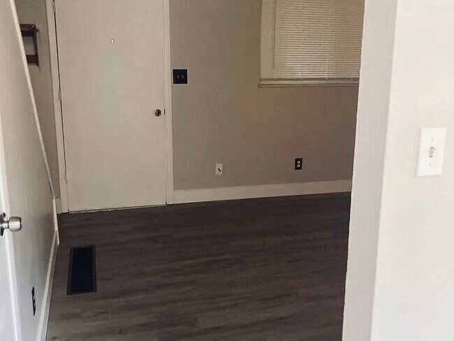 Building Photo - 1615 Cottonwood Dr