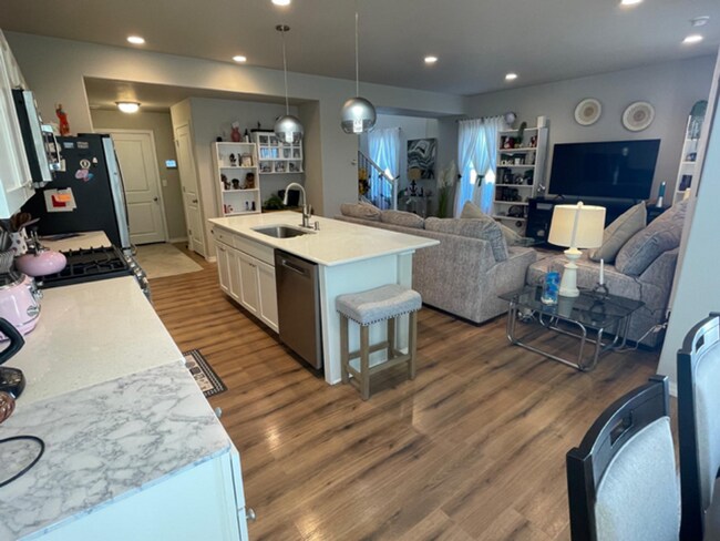 Foto del edificio - IMMACULATE 4 BED/2.5 BATH CUSTOM BUILT HOME IN SKYLINE RIDGE!