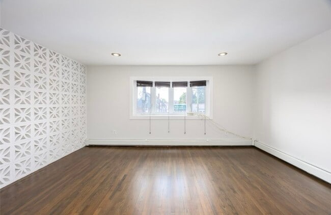 Building Photo - 379 Meacham Ave