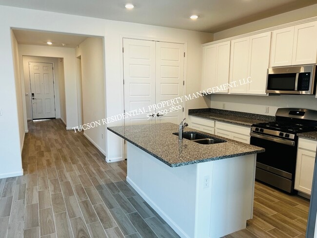 Building Photo - 13142 E Cembeline Ln