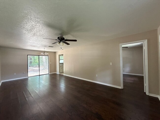 Foto del edificio - Section 8 Accepted on This home! TEMPROARY...