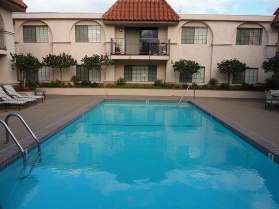 Building Photo - 2021 Peyton Ave