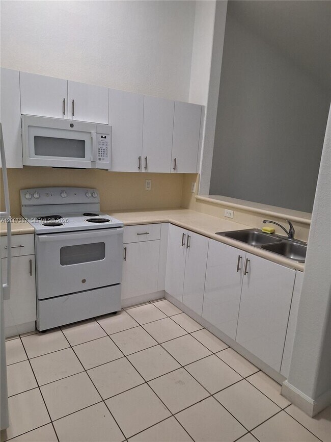 Building Photo - 1666 SE 27th Ct