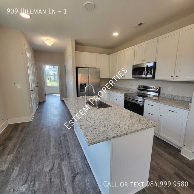 Building Photo - 909 Hillman Ln