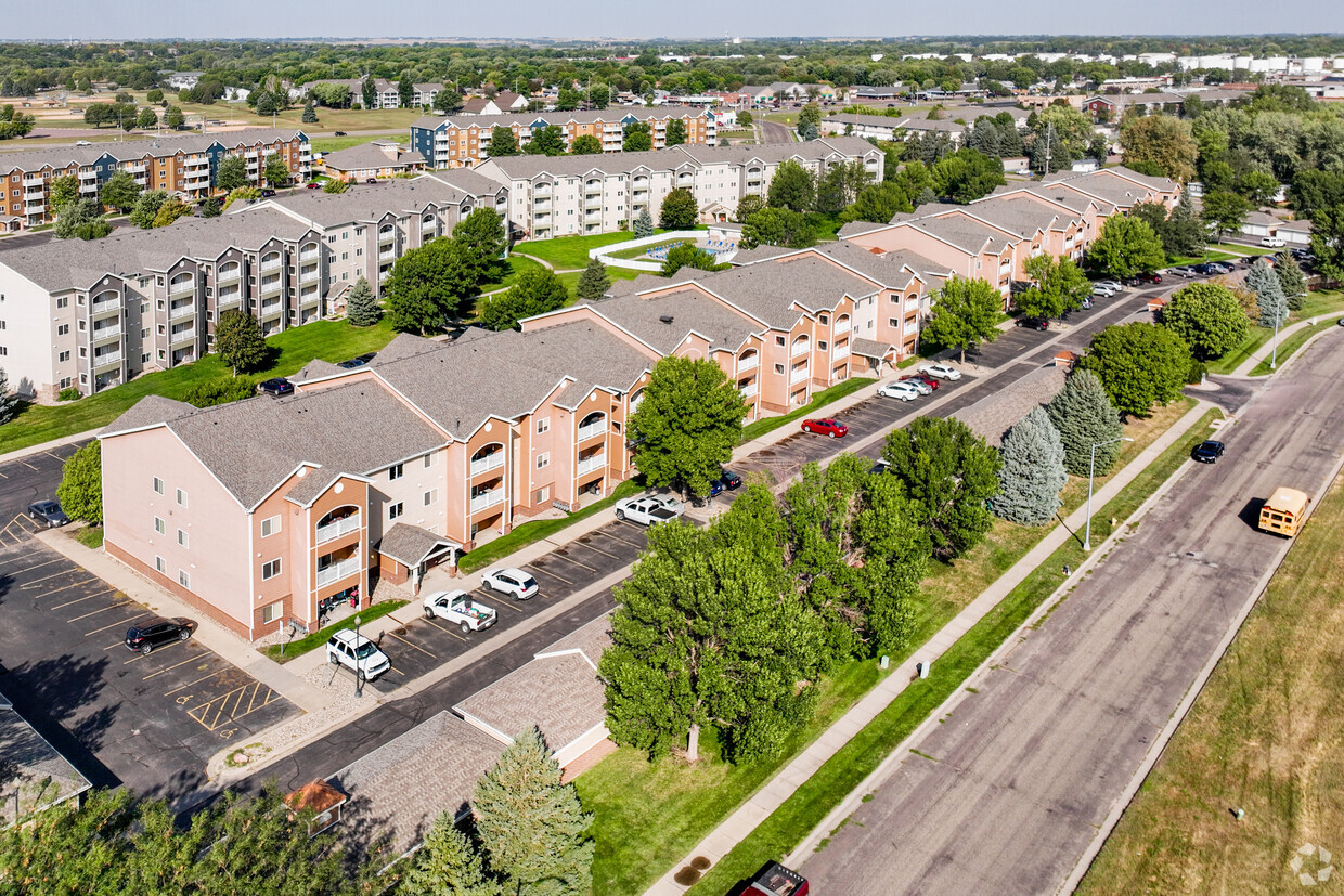 Primary Photo - Steeplechase Apartments