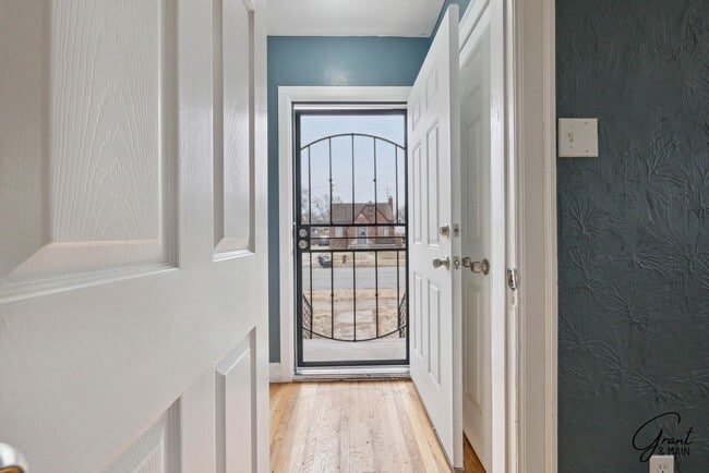 Building Photo - 4 bedroom $1300