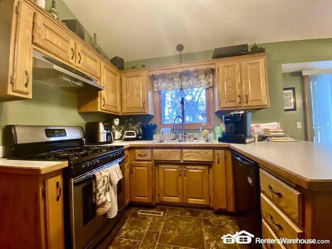Foto del edificio - Unique 5BR/4BA 5 Level Home Available 11/4!