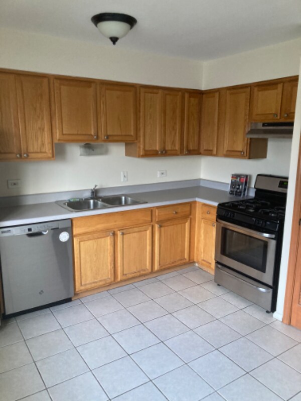 634 Carroll Square Unit 1 west, Elk Grove Village, IL 60007 Room for