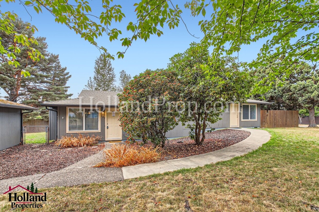 125 SW Edgefield Ct Unit 127, Troutdale, OR 97060 Room for Rent in