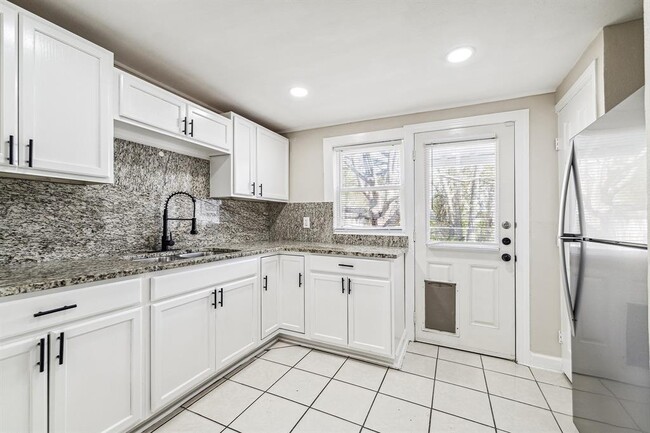 Building Photo - 218 E Fayle Ave