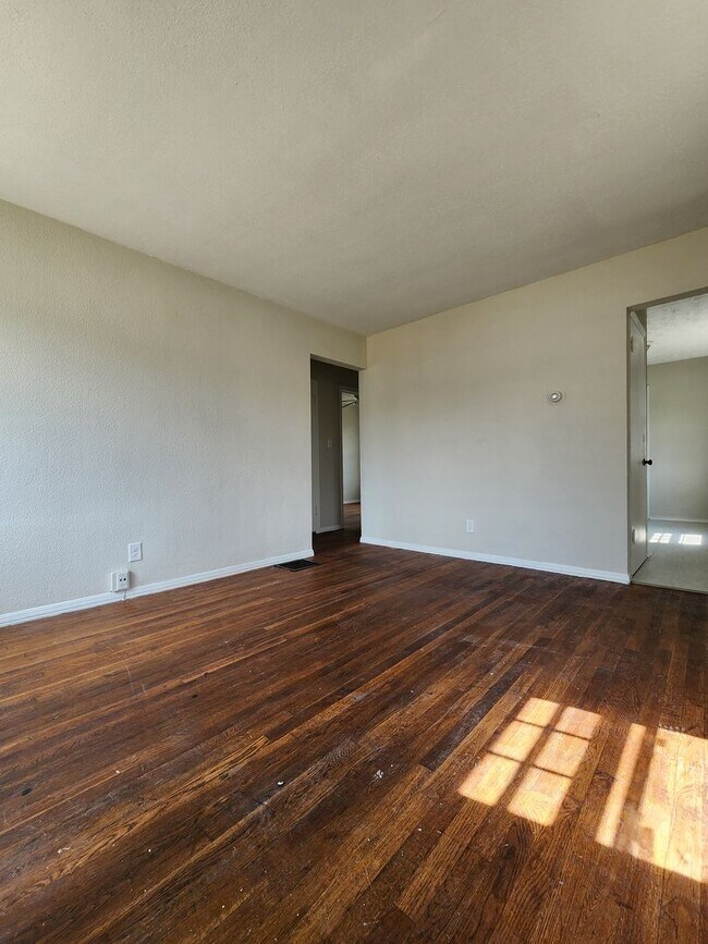 Foto del edificio - Beautifully Updated 2BR Home w/ Modern Finishes & Basement – South Linden