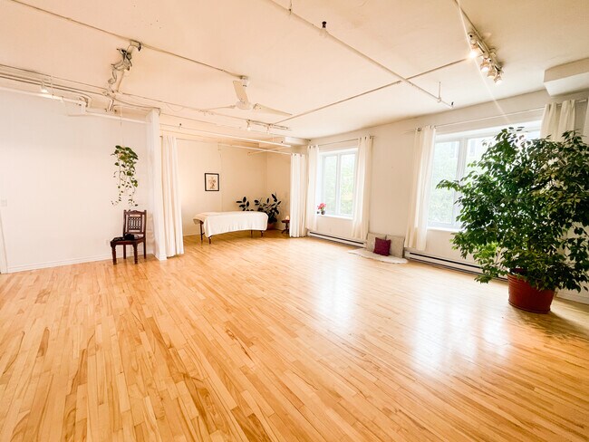 Building Photo - 5369 Boul Saint-Laurent