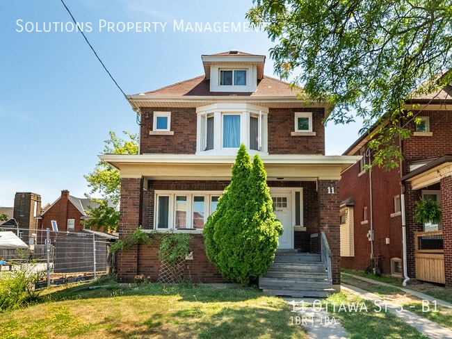 Building Photo - **1 Bedroom Basement Unit in Prime Location**