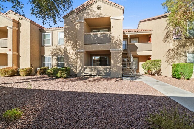 Foto del edificio - SE!!! Gated!! 1 Bedroom 1st Floor!! One Car Garage!!! Community Pool, Spa, Clubhouse!!! All tile ...