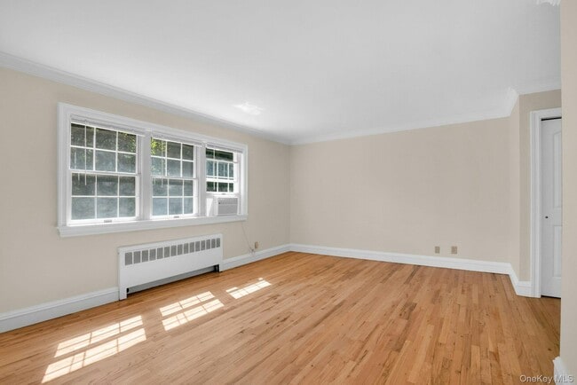 Foto del edificio - 590 Bedford Rd