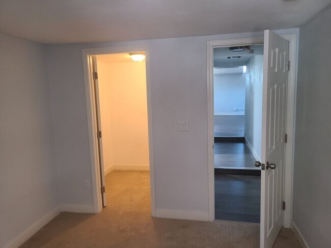 Building Photo - Charming 2-Bedroom Residence in the Heart ...