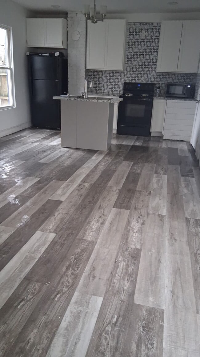 Building Photo - 584 Kelton Ave