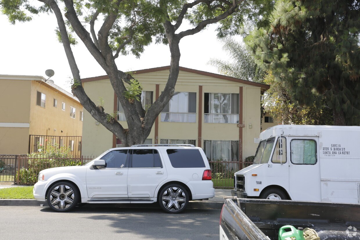 Foto del edificio - 1222 E Borchard Ave