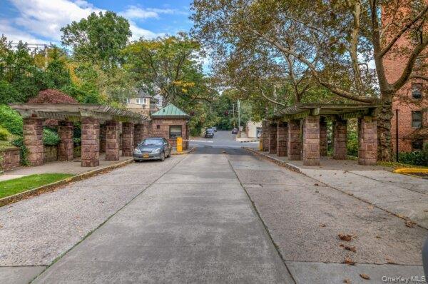 Foto del edificio - 161 Pearsall Dr