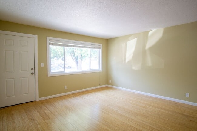 Building Photo - Corner Apartment in Saint John's w/Parking...