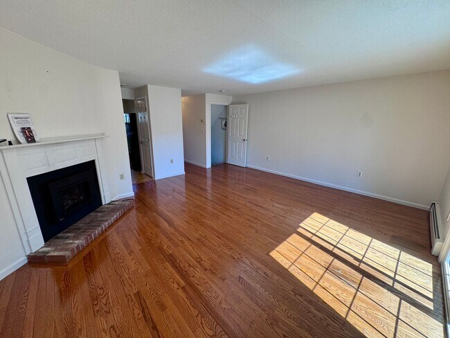 Building Photo - Wonderful 2 Bedroom, 1.5 bathroom condo w/...