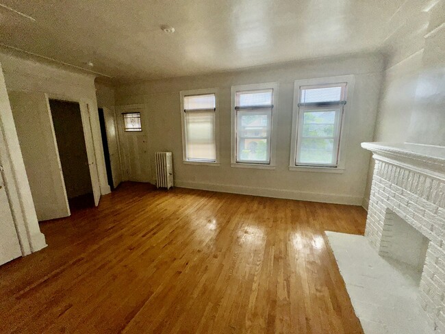 Building Photo - 2681 Pasadena St