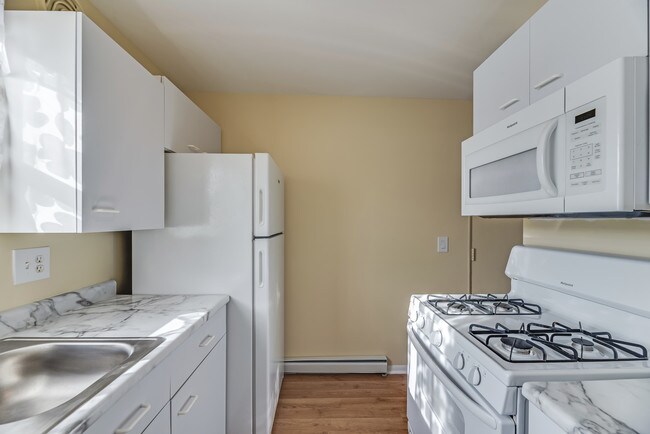 Bienvenido a casa - 2523 W 13 Mile Rd