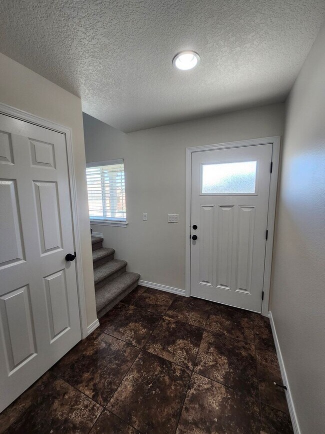 Building Photo - 1/2 off First Month's Rent- South Richland Location, 3 bed, 2.5 ba + Bonus Room