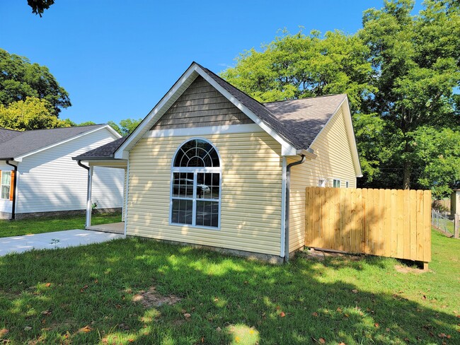 Building Photo - 203 Oak Ave