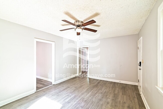 Foto del edificio - 2210 Corning Rd