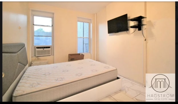 Building Photo - 912 Gates Ave