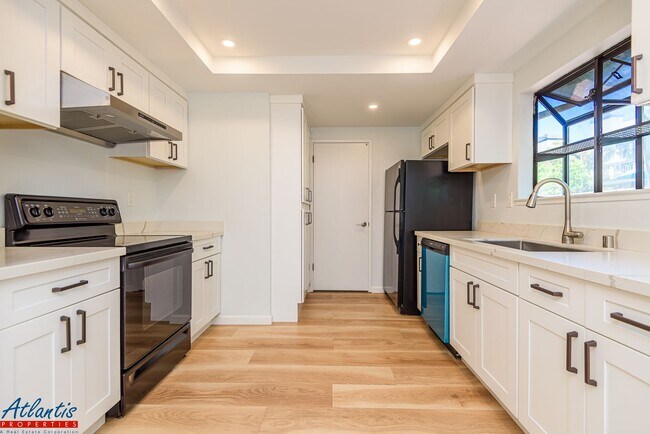 Foto del edificio - Beautiful Condo | Remodeled | Private Outd...