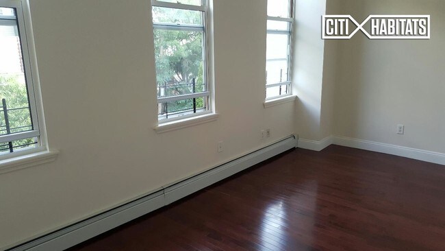 Building Photo - 192 Linden St