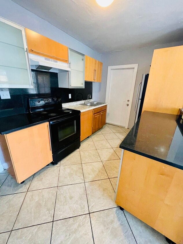 Photo - 996 NW 10th St (Hallandale Beach, FL)