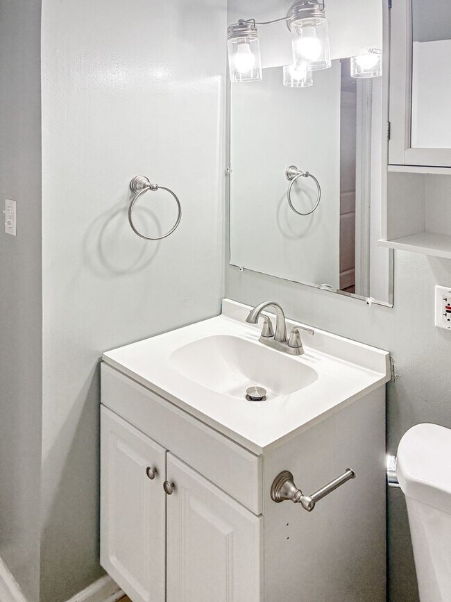 Foto del edificio - Charming 2BR Home in the Westover Area – A...
