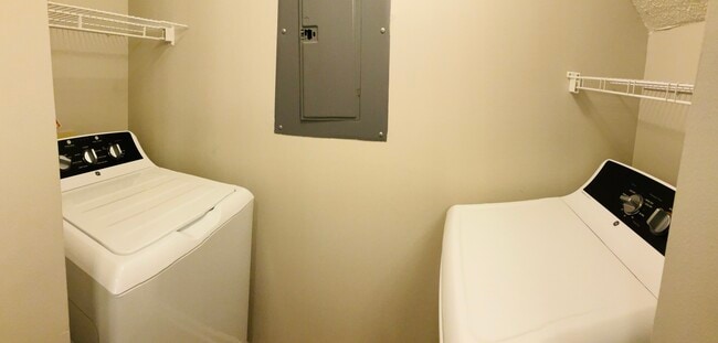 Washer & Dryer - 982 Kingsbury Ct