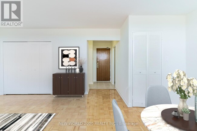 Photo du bâtiment - 485 Eglinton Ave E