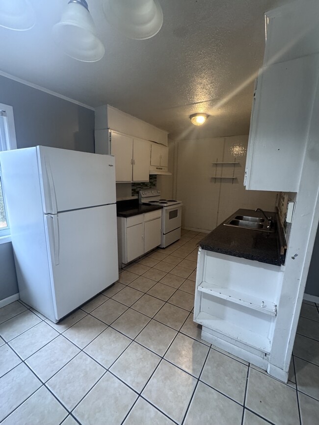 Building Photo - 465 N Broadway St