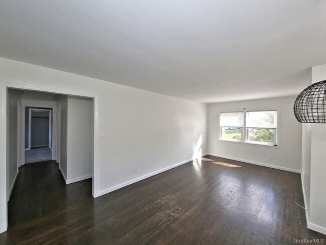 Building Photo - 295 Gainsborg Ave E