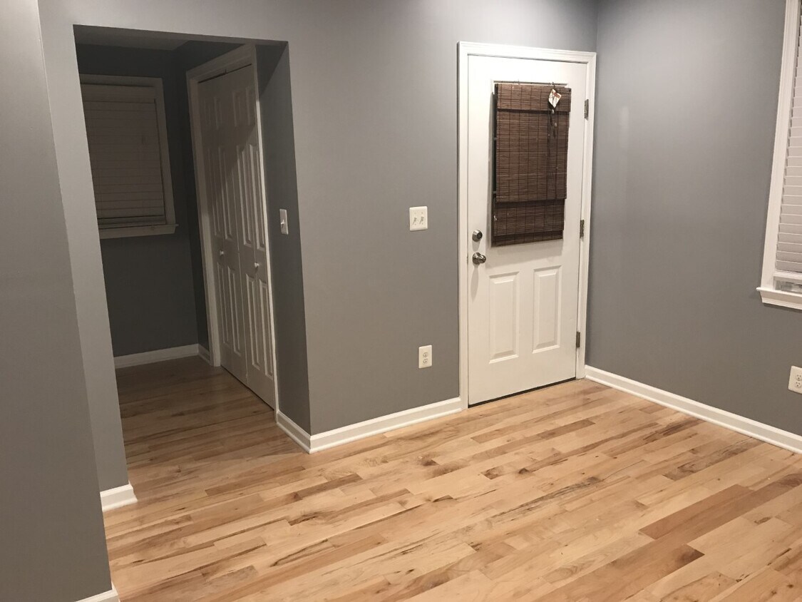 FRONT ROOM - 1304 Cox St