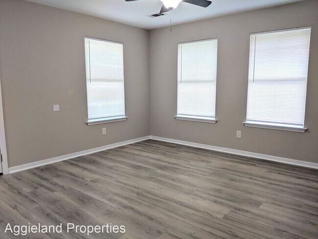 Building Photo - 3 br, 2 bath House - 1111 Phoenix St