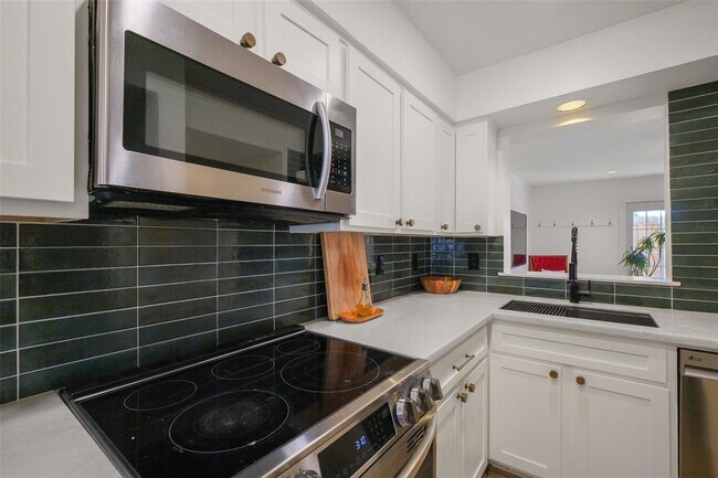 Foto del edificio - 11550 Chimney Rock Rd