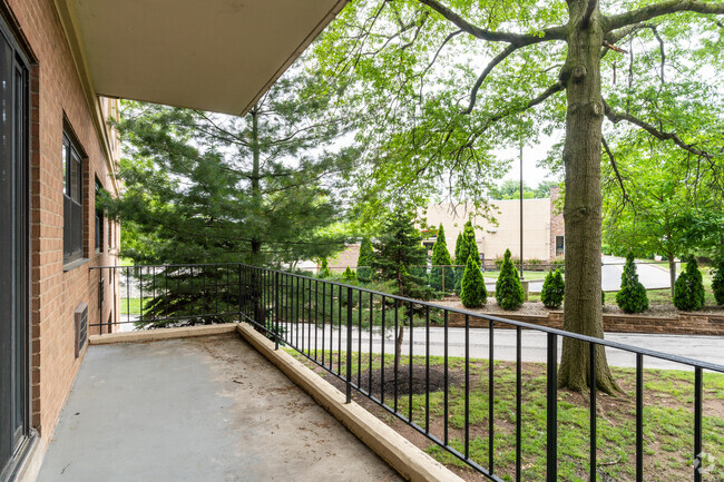 1BR, 1BA - 665SF Patio - Courtside Square Apartments