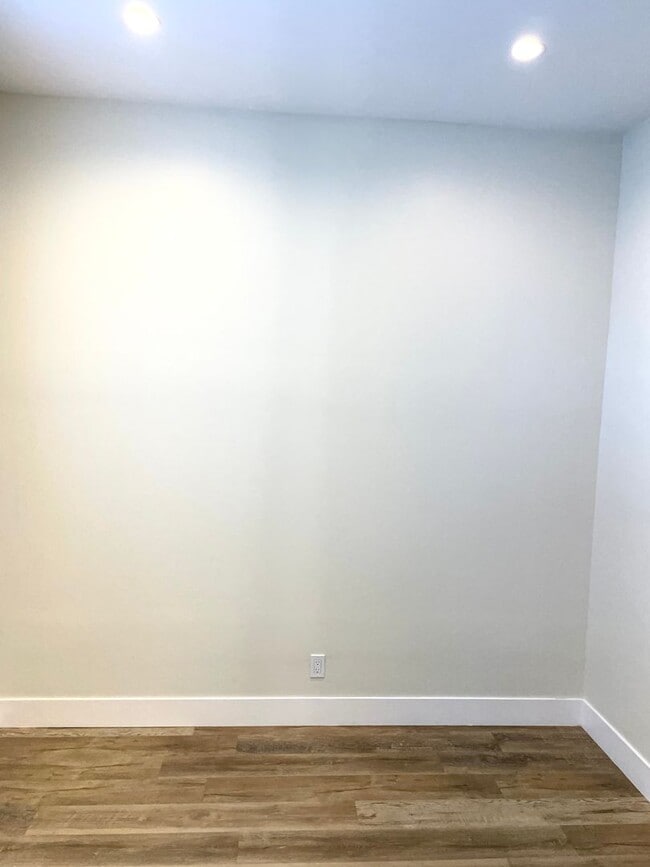 Building Photo - Remodeled private room with bath in sunny ...