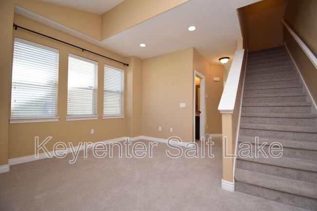 Building Photo - 913 Delorean Ln